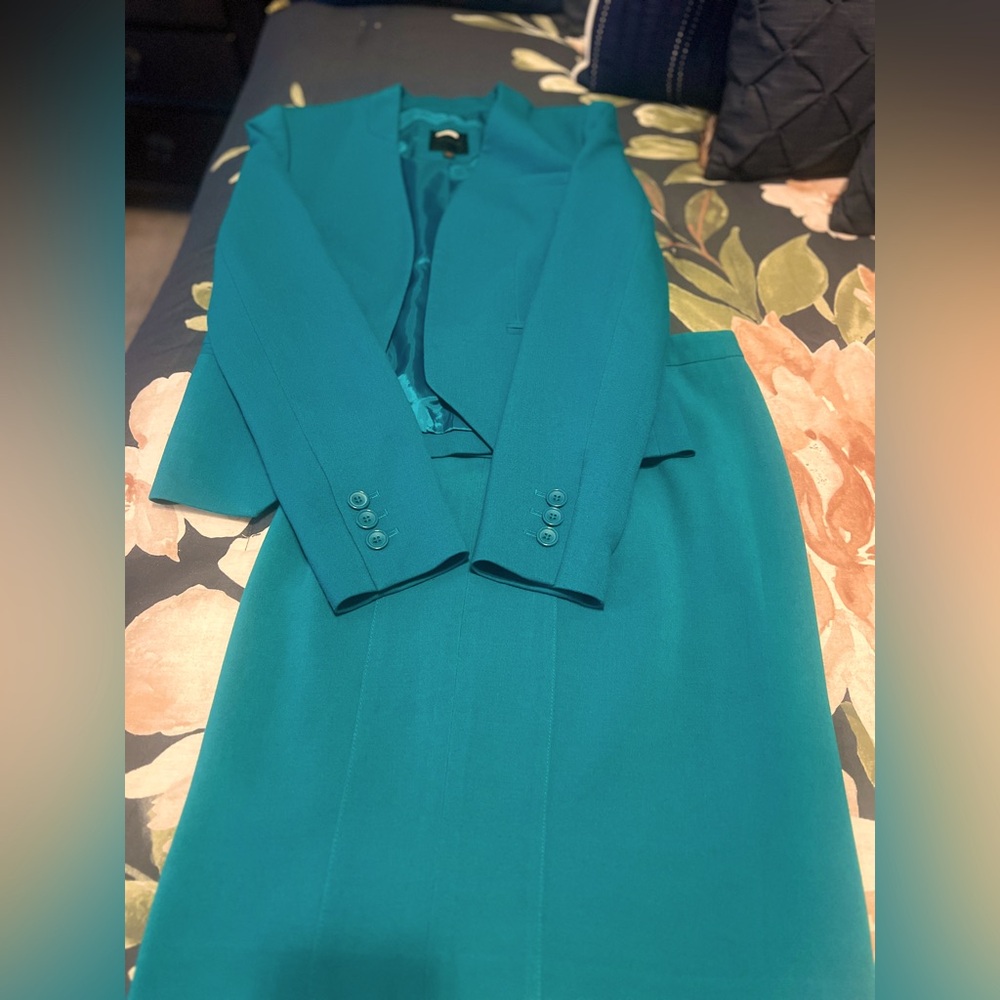 Office ready! Tealish/blueish two piece suit!